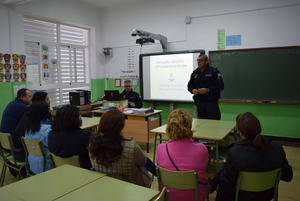 Policía Local enseña a padres de Gádor conductas para hacer más seguros los desplazamientos al colegio
