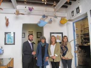 El delegado de Economía visita en Níjar el taller de la artesana Sophie Cuendet