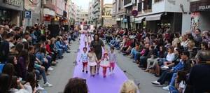 Comerciantes de Adra hacen de la calle Natalio Rivas una pasarela de moda