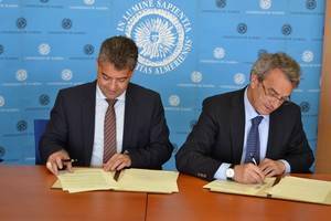 UAL y Caja Rural de Granada firman un convenio para la incorporación de alumnos en prácticas a la entidad financiera