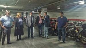 El depósito municipal preparado para 130 coches alberga 194 y 197 motos