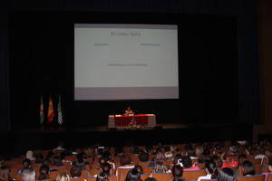 La televisiva psicóloga infantil Rocío Ramos desvela con éxito en El Ejido sus claves para educar, poner límites y normas
