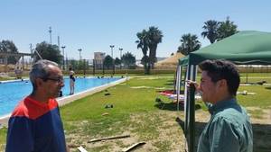 El concejal de Deportes supervisa las actuaciones de adecuación de la piscina municipal de Campohermoso