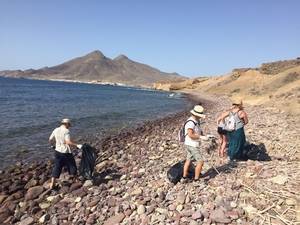 Voluntarios limpian el Barranco que separa La Isleta de Los Escullos