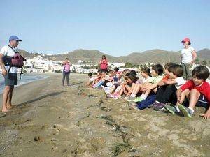 Campaña de concienciación en kayak sobre la recogida de residuos en Calas del Parque Natural