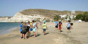 Medio centenar de alumnos del CEIP La Atalaya participan en una actividad ambiental en Aguamarga