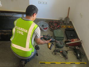 Reconoce sus pertenencias en una tienda de segunda mano de Campohermoso-Níjar y la Guardia Civil detiene a quien las vendió