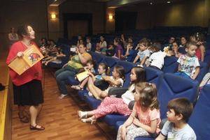 Angelica Sátiro imparte un taller de cuentos en la Biblioteca Municipal de Roquetas