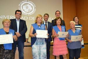 Alumnos de la Universidad de Mayores de la UAL reciben sus becas