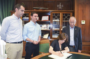 Sáenz de Santamaría firma en el Libro de Honor de la Diputación de Almería