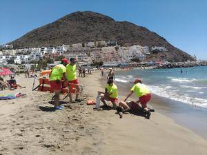 Un simulacro en la playa de San José sorprende a los bañistas