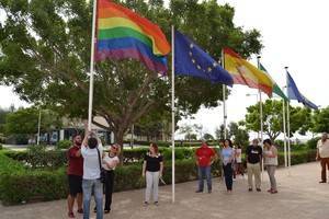 Una bandera arcoíris recuerda en la UAL a las víctimas de Orlando y conmemora la semana del Orgullo LGTBI+