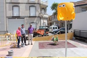 Ayuntamiento de Adra instala una zona de juego infantil en La Curva y continúa los trabajos de mejora