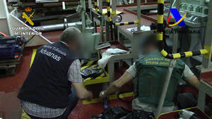 La Agencia Tributaria y la Guardia Civil aprehenden 43 kilos de cocaína en el interior de un mercante en Carboneras