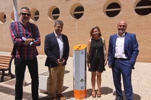 La UAL instala los primeros contenedores de reciclaje para pilas y acumuladores