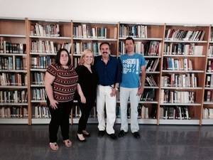 Alfredo Valdivia visita la biblioteca municipal de San Isidro en Níjar