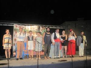 Entretenimiento y diversión en la representación del Grupo de Teatro Local “La Legua” en la explanada del Castillo de Terreros