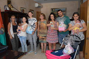 El Ayuntamiento obsequia con una “cestita” a los niños recién nacidos de Gádor