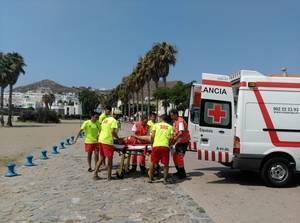 El equipo de socorristas de Níjar consigue rescatar a una bañista en la playa de Mónsul