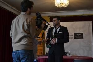 El actor Benjamín Soriano representa en Vélez Rubio con fines solidarios la obra 'Damas Primeras, Primeras Damas'