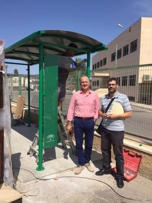 Comienza la instalación del nuevo mobiliario en 17 paradas del Consorcio de Transporte Metropolitano de Almería