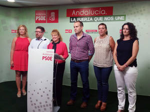 Segura no habla de aulas prefabricadas en Almería y menciona sólo la reducción en el conjunto andaluz
