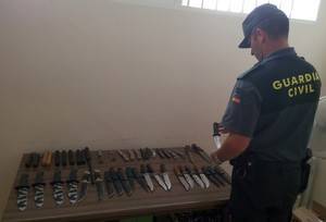 Venta de armas ilegales en el mercadilo de Arboleas