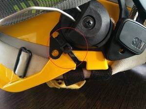 Los accesorios de los nuevos cascos del INFOCA no son originales y tienen que ser ajustados con bridas de plástico
