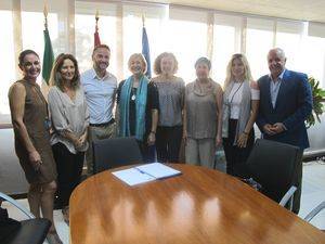 La Mesa de la Moda de Almería presenta sus proyectos y necesidades al delegado de Economía