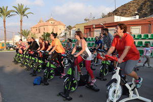 Numerosos aficionados en el Maratón de Spinning de Feria en Gádor