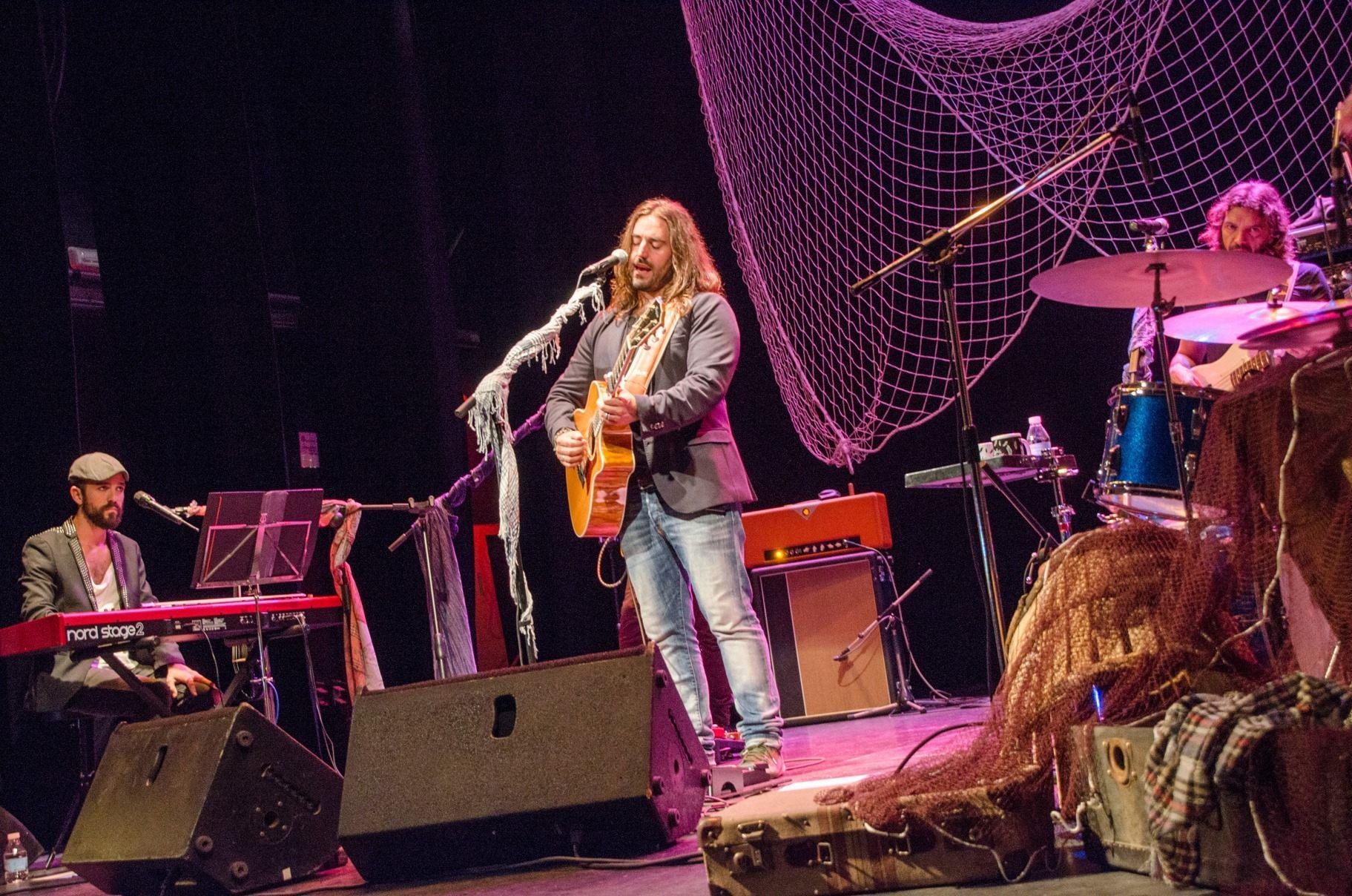 Andrés Suárez comparte ‘Mi pequeña historia’ con un público entregado