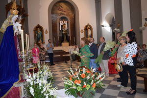 Con flores a Nuestra Señora del Rosario, reina y patrona de Gádor