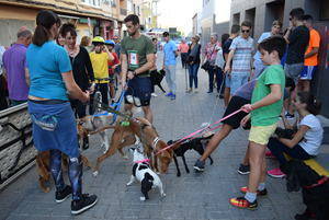 Los gadorenses corren con sus mascotas la Carrera de Cani-cros de Feria