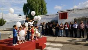Los alumnos y vecinos de Antonio Mañas lo recuerdan dándole su nombre a una calle junto a su colegio