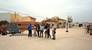 Ayuntamiento veratense invierte 19.000 euros en sustituir la pavimentación de la zona infantil del CEIP ‘Los Cuatro Caños’