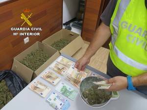 Detenidos en plena compraventa de 9 kilos de marihuana en Viator