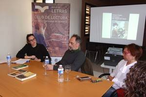 El Club de Lectura de la UAL y Antonio Orejudo, en el primer encuentro con lectores