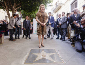 Catherine Deneuve vuelve a encontrarse con el sol de Almería donde rodó 'Marchar o Morir'
