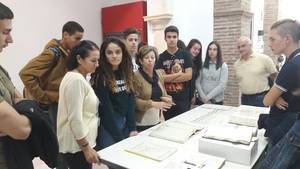 Alumnos del IES Celia Viñas celebran el ‘Día del Patrimonio’ con visitas guiadas por la Alcazaba, el Centro Puerta de Almería y el Archivo