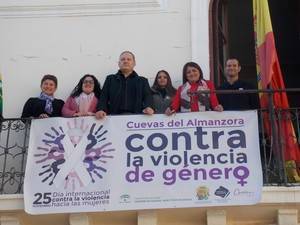 Minuto de silencio en Cuevas por las víctimas de la violencia de género