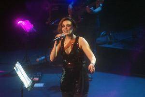 Chenoa se rodea de fans y seguidores en un gran concierto en Roquetas de Mar
