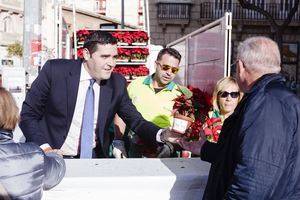 Los almerienses agotan en minutos los 1.500 pascueros repartidos en Puerta de Purchena, San Luis, El Alquián