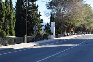 Más de 200 metros de barandilla hacen más seguro el tránsito peatonal por el Boulevard de Gádor