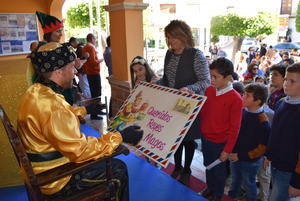 El Cartero Real visita Gádor para recoger las cartas de los niños a los Reyes Magos
