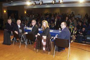 Ignacio Jiménez y Gabriel Cara presentaron el libro ‘De la mar. Familias del puerto de Roquetas de Mar’ en la Biblioteca Municipal