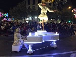 Los Reyes Magos deslumbran a Almería con una Cabalgata que empezó con osos luminosos y acabó con un piano con bailarina