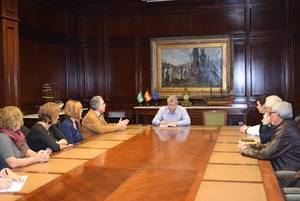 El diputado provincial de Ciudadanos recibe a familiares de usuarios de la Residencia Asistida preocupados por las futuras obras en el Área de Poniente