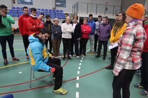 Estudiantes de la Universidad de Mayores y de Ciencias de la Actividad Física practican deporte juntos