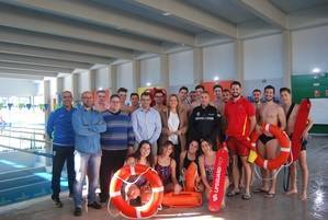 Alcaldesa de Níjar visita a los alumnos del curso de socorrismo acuático que se realiza en el municipio