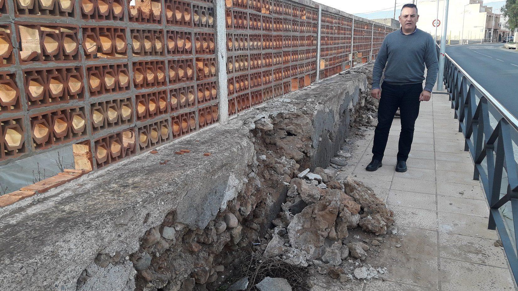 PSOE exige al alcalde que retire los restos de un muro ...